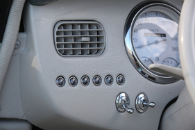 Nissan Figaro (1991) - Sogar die Kontrollleuchten sind im Retrodesign gehalten