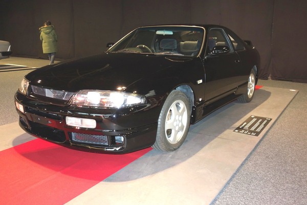 Nissan GT-R 33 von 1994 - Sonderschau Supercars 2 in der Autoworld Brüssel 2022/2023