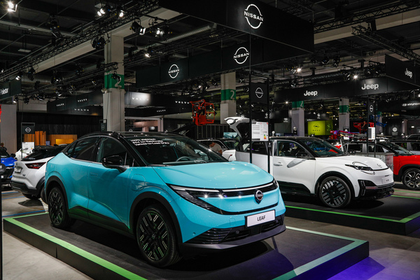 Nissan Leaf (2025) - neben Nissan Micra - 38. Auto Zürich 2025