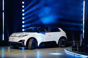 Nissan Micra (2025) - auf der Basis des elektrischen Renault 5 - auf der "Media Stage" der 38. Auto Zürich 2025