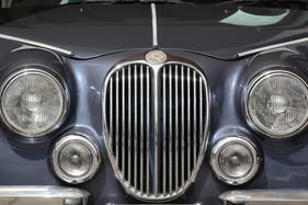 Nissan Mitsuoka (2000) - nein, sieht nur so aus wie ein Jaguar, ist aber deutlich kleiner und hat nur 54 PS - Motorworld Classics Bodensee 2019