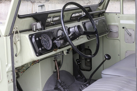 Cockpit wie ein Maschinenraum. Links neben dem Armaturenbrett die Verriegelung der (bei abgenommenem Hardtop) klappbaren Windschutzscheibe