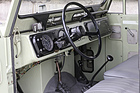 Cockpit wie ein Maschinenraum. Links neben dem Armaturenbrett die Verriegelung der (bei abgenommenem Hardtop) klappbaren Windschutzscheibe