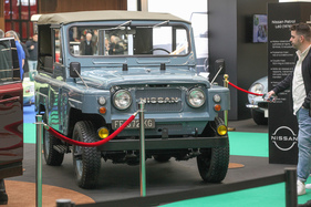Nissan Patrol L60 (1976) - mit Sechszylinder-Benzinmotor auf dem Stand von Nissan - Rétromobile Paris 2022
