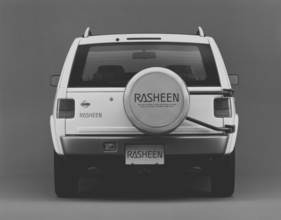 Nissan Rasheen (1994) - Das Reserverad trägt er immer mit