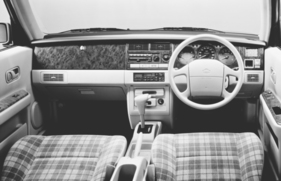 Nissan Rasheen (1994) - Mit Karomuster und Holzapplikationen