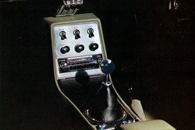 Nissan Silvia CSP 311 (1966) - Mittelkonsole - aus dem Verkaufsprospekt