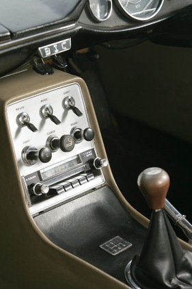 Nissan Silvia Coupé (1966) - Originalradio und gut beschriftete Schalter