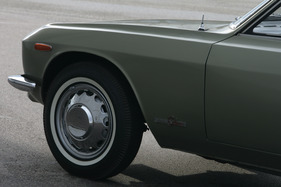Nissan Silvia Coupé (1966) - die vielen Kanten und Sicken lassen das Auto gestreckter erscheinen