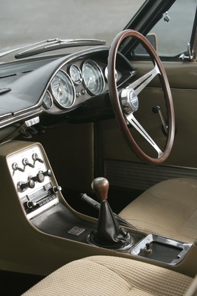 Nissan Silvia Coupé (1966) - klassische Kippschalter in der Mittelkonsole