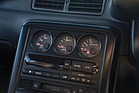 Bild: Nissan Skyline R32 GT-R (1989) - mit Ladedruckanzeige und musikalischer Unterhaltung