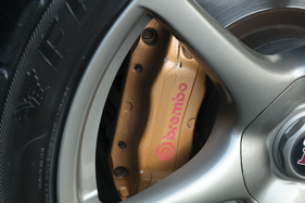 Nissan Skyline R34 GT-R V-Spec (1999) - die Stopper aus Italien wurden schon beim Vorgänger R33 montiert