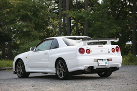Nissan Skyline R34 GT-R V-Spec (1999) - die "V-Spec"-Aufschrift weist auf Verfeinerungen hin