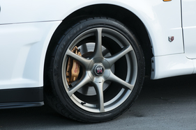 Nissan Skyline R34 GT-R V-Spec (1999) - grosse Leichtmetallräder und Brembo-Bremsen