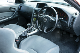 Nissan Skyline R34 GT-R V-Spec (1999) - relativ trister Arbeitsplatz, an Informationen mangelt es aber nicht
