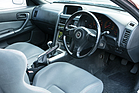 Nissan Skyline R34 GT-R V-Spec (1999) - relativ trister Arbeitsplatz, an Informationen mangelt es aber nicht