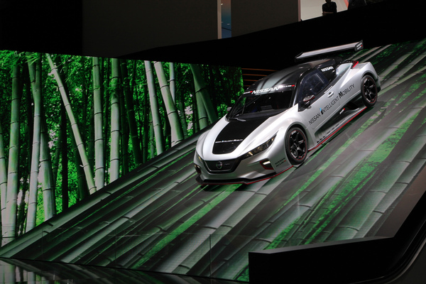 Nissan Sportwagen auf LCD-Display - Genfer Automobilsalon 2019