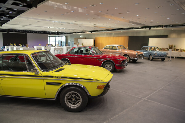 Bild: Noch appetitlicher angerichtet als das Buffet im Hintergrund: BMW-Klassiker im "Brand Experience Center" – "Wheels & Weisswürscht" Dielsdorf