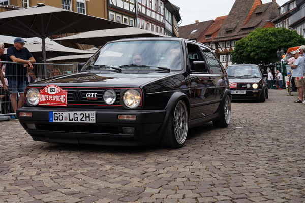 Noch ein Golf: zweite Serie GTi 16V von 1990, dahinter ein weiterer GTi mit Zweiventilkopf – Einbecker Oldtimertage 2025