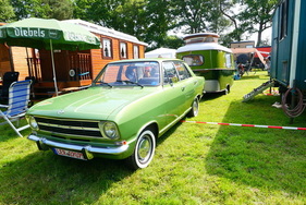 Noch ein starkes Mitglied der grünen Fraktion: Opel Kadett B mit Eriba Puck-Wohnanhänger – Bockhorner Oldtimermarkt 2025