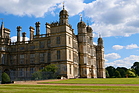 Noch eine Ansicht des Burghley House. Das in Privatbesitz befindliche Schloss ist schlicht gigantisch
