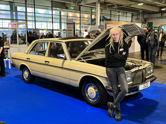 Noch eine Messestand-Aktivistin: Ricarda von Döllen (24) aus dem niedersächsischen Wildeshausen und ihr 123er Mercedes – den sie gemeinsam mit Ihrem Vater vollständig restaurierte.
