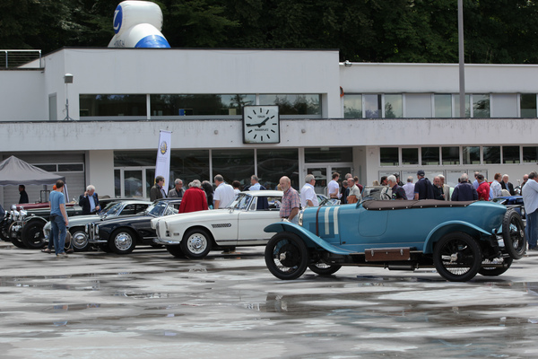 Noch eine Viertelstunde bis Versteigerungsbeginn - Dolder-Versteigerung der Oldtimer Galerie am 11. Juni 2016