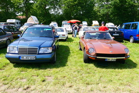 Noch eine deutsch-japanische Paarung: Allgegenwärtiger S124 als Turbodiesel und ein hierzulande sehr selten anzutreffender Datsun 240 Z – Bockhorner Oldtimermarkt 2025