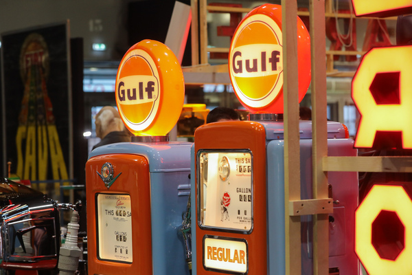 Noch immer eine bekannte Benzin-Marke - Rétromobile Paris 2024