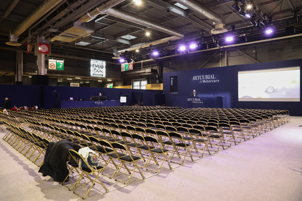 Noch ist der "Auktionssaal" in Halle 3 leer – Artcurial-Versteigerung – Rétromobile Paris 2025