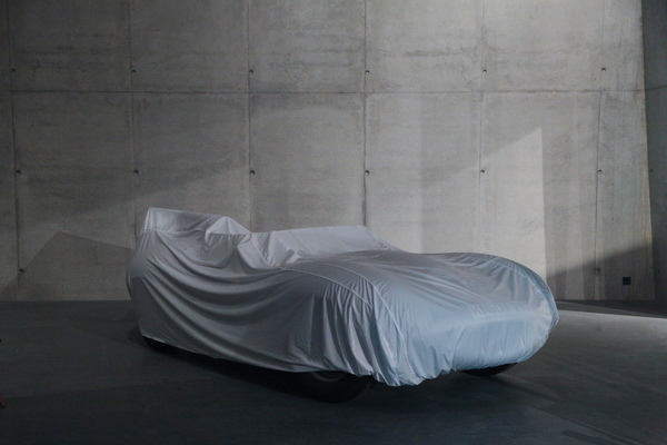 Noch ist der Jaguar D-Type verhüllt - Museum Art & Cars in Singen