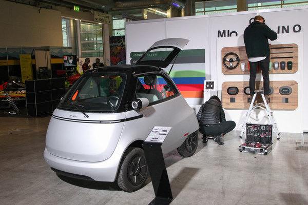 Noch kein Klassiker ist dieser Microlino, aber er ist natürlich der BMW Isetta nachempfunden - Auto Zürich 2021