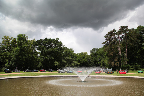 Noch kommt das Wasser von unten - Fahrzeuge der verschiedensten Epochen im Schlosspark - Concours d'Elégance Suisse 2016