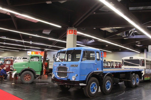 Noch mehr Nutzfahrzeuge, z.B. ein vierachsiger Fiat Lastwagen - Retro Classics Bavaria 2019