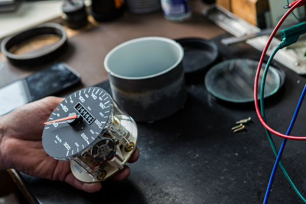 Noch mit Tachoscheibe und Zeiger – Tachoüberholung