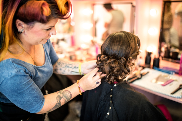 Noch schnell die Frisur auf Vordermann gebracht ... -Goodwood Revival 2018