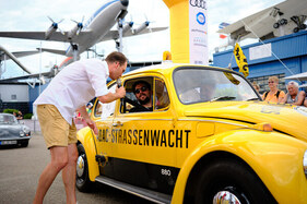 Noch schnell ein Interview mit dem Beifahrer des Strassenwachtkäfers - ADAC Heidelberg Historic 2023 Noch schnell ein Interview mit dem Beifahrer des Strassenwachtkäfers - ADAC Heidelberg Historic 2023