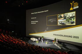 Nominiert für den ersten Swiss Classic Restoration Award war der Jaguar XK 120 «Rosella» auf der Bühne des Filmtheaters – Swiss Classic Awards 2025, Luzern Nominiert für den ersten Swiss Classic Restoration Award war der Jaguar XK 120 «Rosella» auf der Bühne des Filmtheaters – Swiss Classic Awards 2025, Luzern