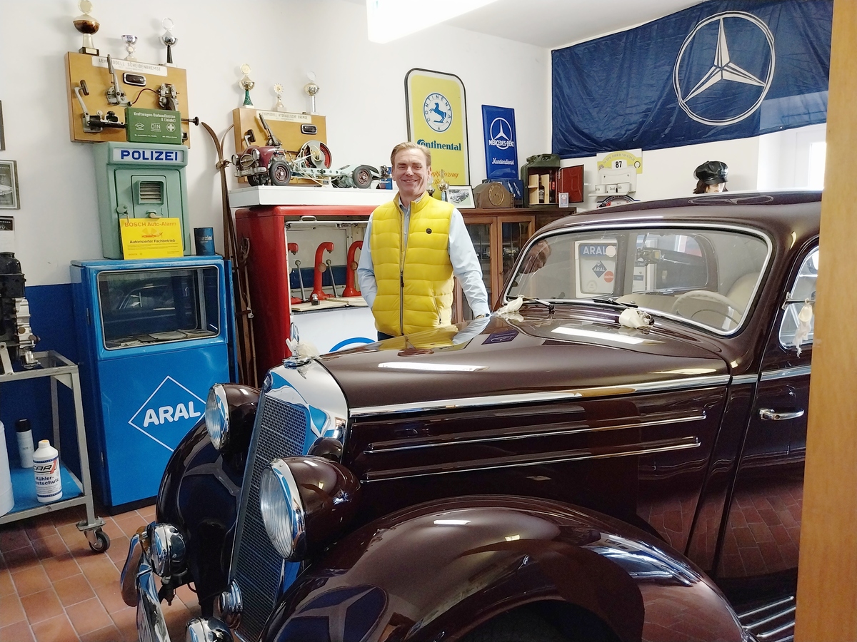 Norbert Hilker vor seinem Mercedes-Benz 170 S (1950), mit dem alles begonnen hat – Zu Besuch in der Sammlung Hilker