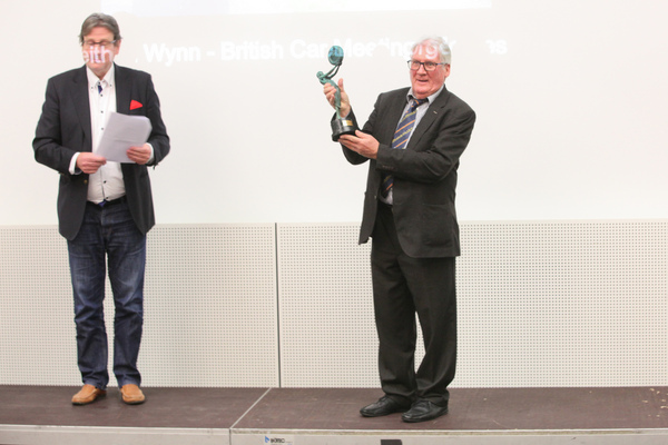 Norbert Wicht nimmt stellvertreten den Award für Keyth Wynn entgegen - Swiss Classic Awards 2020 Übergabe in der "autobau erlebniswelt" in Romanshorn