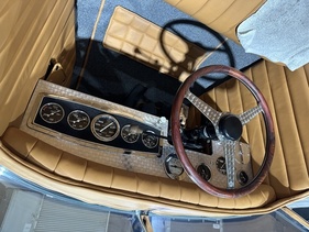 Norman Timbs Special (1948) – Armaturenbrett mit Zapfenschliff und Holzlenkrad