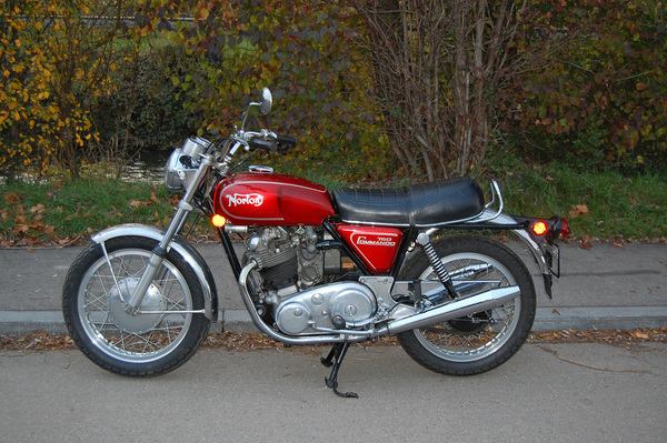 Bild: Norton 750 Commando (1971) - angeboten an der Versteigerung der Oldtimer Galerie anlässlich der Dolder Classics am 7. Juni 2014