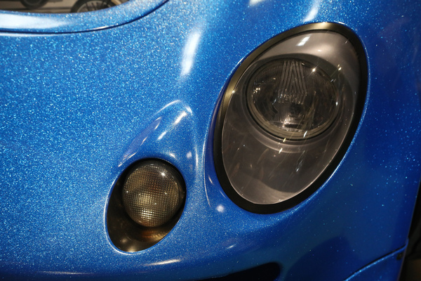 Nostalgisch anmutende Buggy-Lackierung auf einer Lotus Elise neueren Datums - Rétromobile Paris 2024