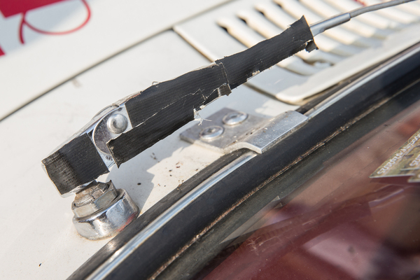 Bild Notdürftig abgeklebter Scheibenwischer, um Blendungen zu verhindern - Ankunft in Luzern - Peking to Paris Motor Challenge 2025