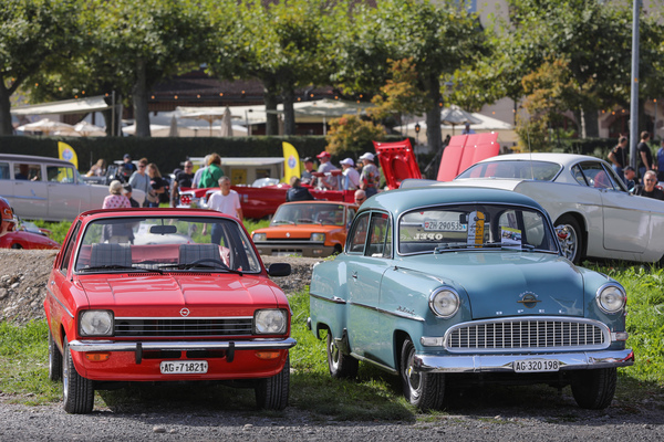 Bild: Nur 20 Jahre liegen zwischen dem Opel Olympia Rekord von 1956 und dem Kadett Aero – Albisgütli Classic Cars & Bikes Oktober 2023
