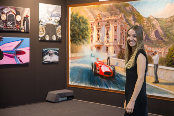 Nur Rennwagen sind dem Fotografen zu langweilig, mit der netten Italienerin ist es doch schon viel besser.