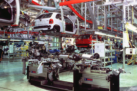 Nur acht Monate nach Produktionsstart des Opel Astra rollt 1993 der erste Corsa vom Eisenacher Band (1993)