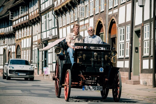 Bild: Nur die Häuser im Hintergrund waren noch älter als die Benz Victoria von 1894 – Karl-Heinz Rehkopf (r.) mit seinem Fahrschüler Walter Röhrl auf ihrer Fahrt durch die Einbecker Altstadt