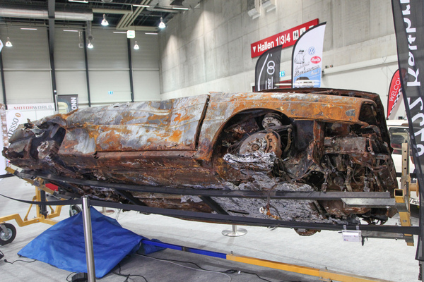 Nur die stabilsten Materialien haben die Hitze überlebt - Audi quattro Feuerwrack auf dem Stand von Autowelt Bachmann - Swiss Classic World Luzern 2021