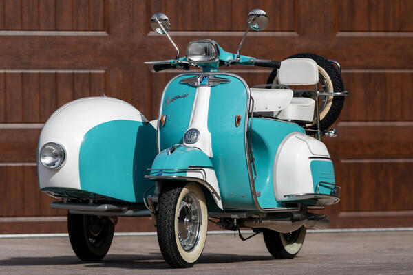 Nur drei Räder, aber ein grosser Preis. Dieses Piaggio Vespa 150 Super mit Seitenwagen von 1968 wurde von Bonhams für 250 % des Estimates zugeschlagen und für USD 41’440 verkauft